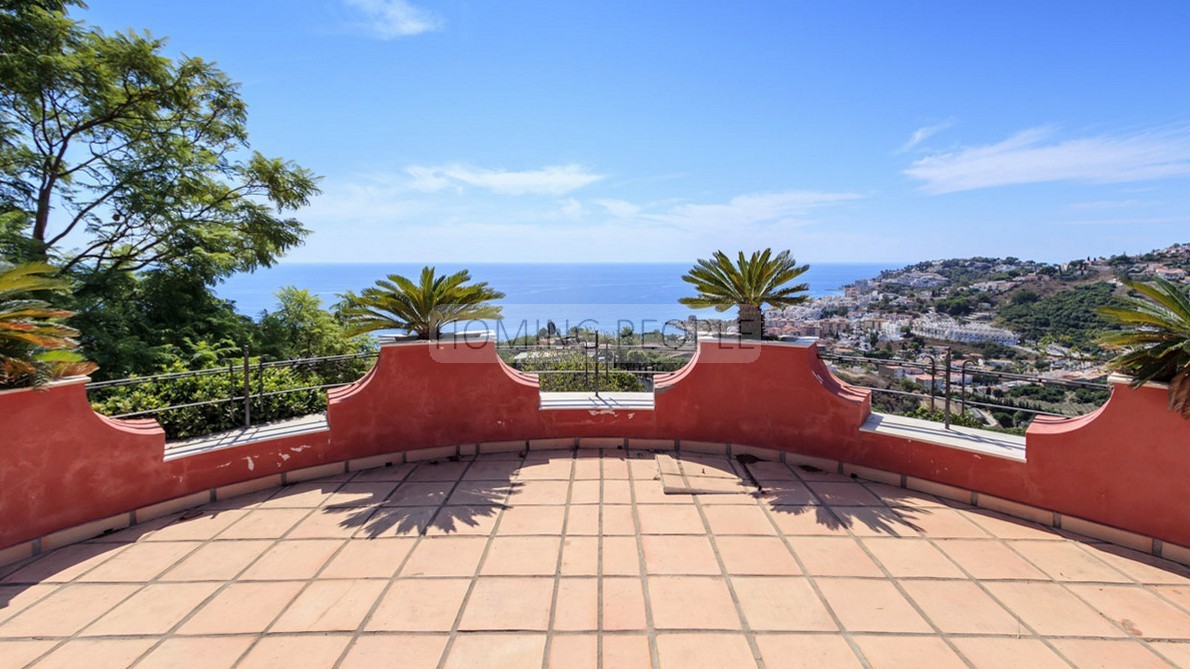 Majestueuse villa de design ensoleillée avec vue panoramique sur la mer