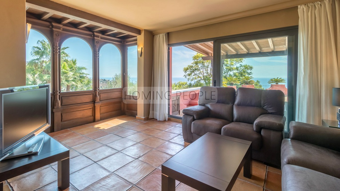 Majestueuse villa de design ensoleillée avec vue panoramique sur la mer