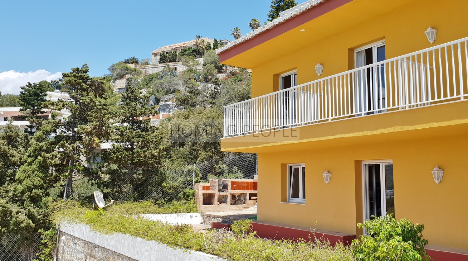[RENTED OUT]: Villa on a cliff, facing the bay... and walking distance to town. Peace and quiet guaranteed!
