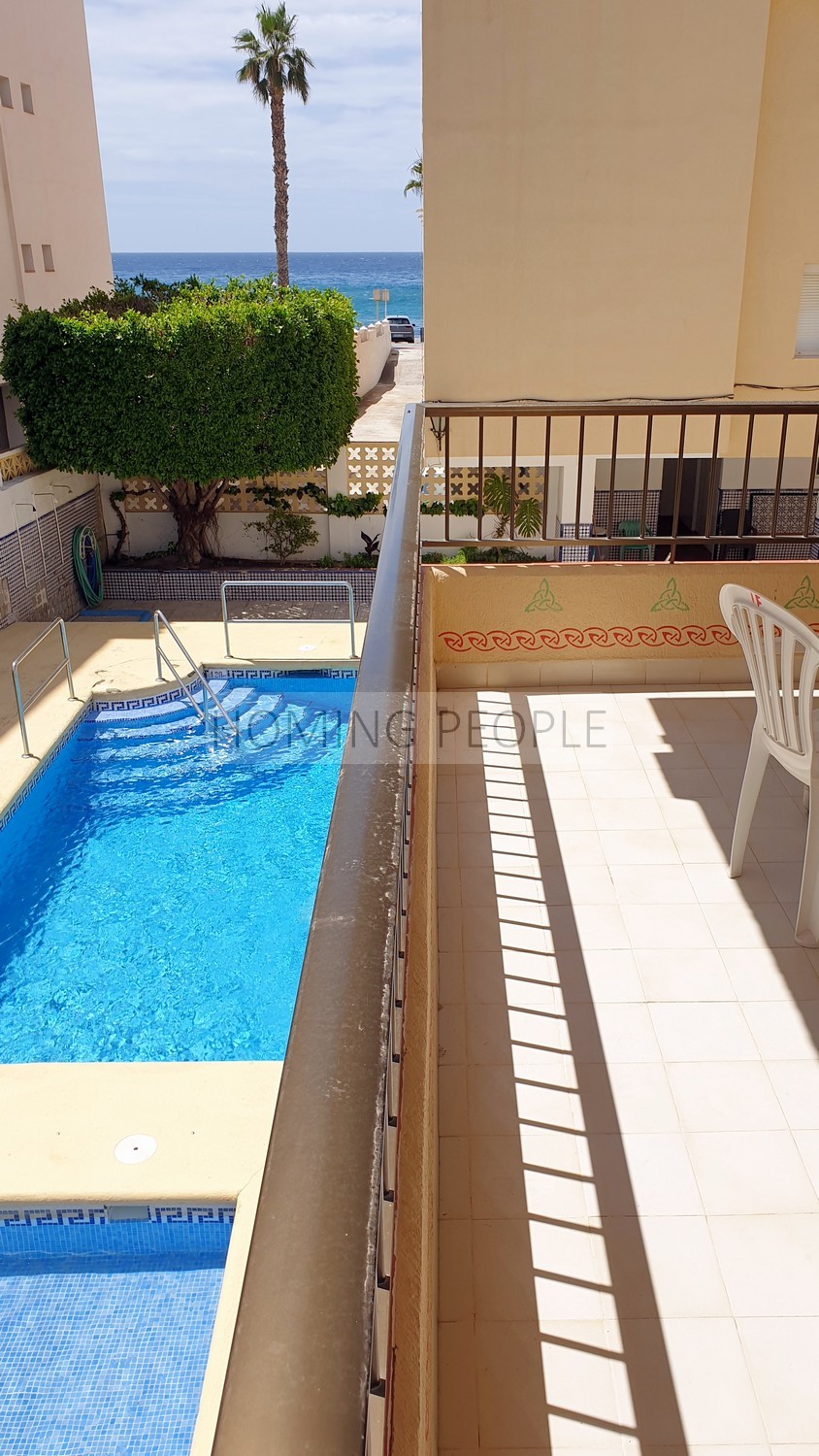 [SOLD]: Bright apartment in seafront building with swimming pool and parking space