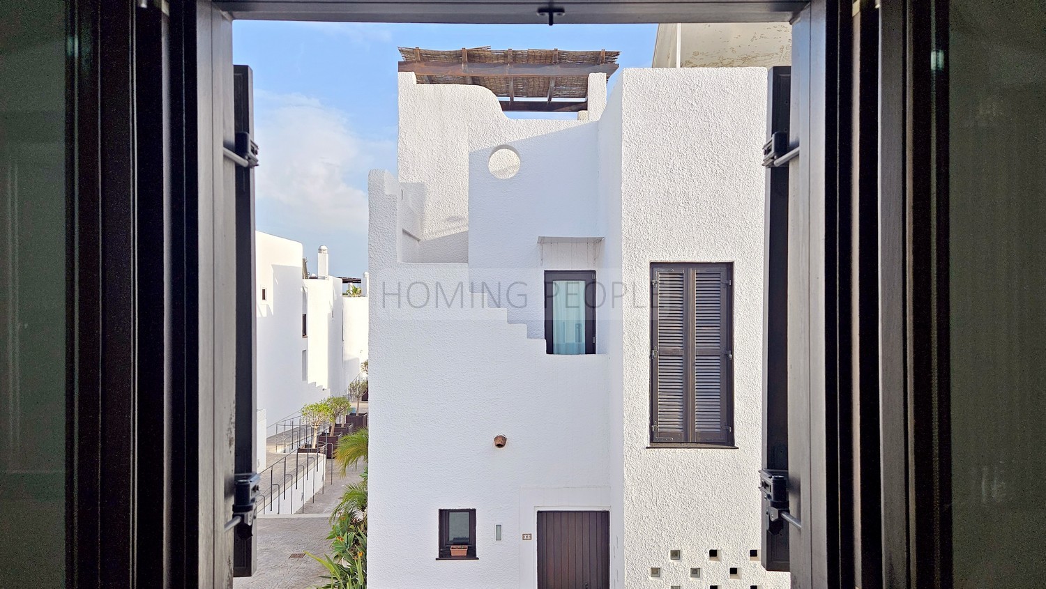 Semi-detached house with small garden, solarium and two parking spaces; residential complex with swimming pool and gardens, only 400 m. from the beach.