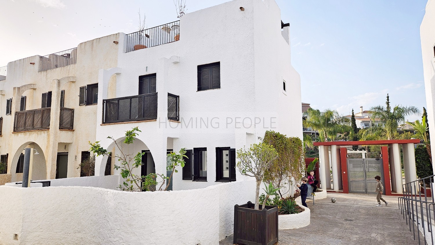 Semi-detached house with small garden, solarium and two parking spaces; residential complex with swimming pool and gardens, only 400 m. from the beach.