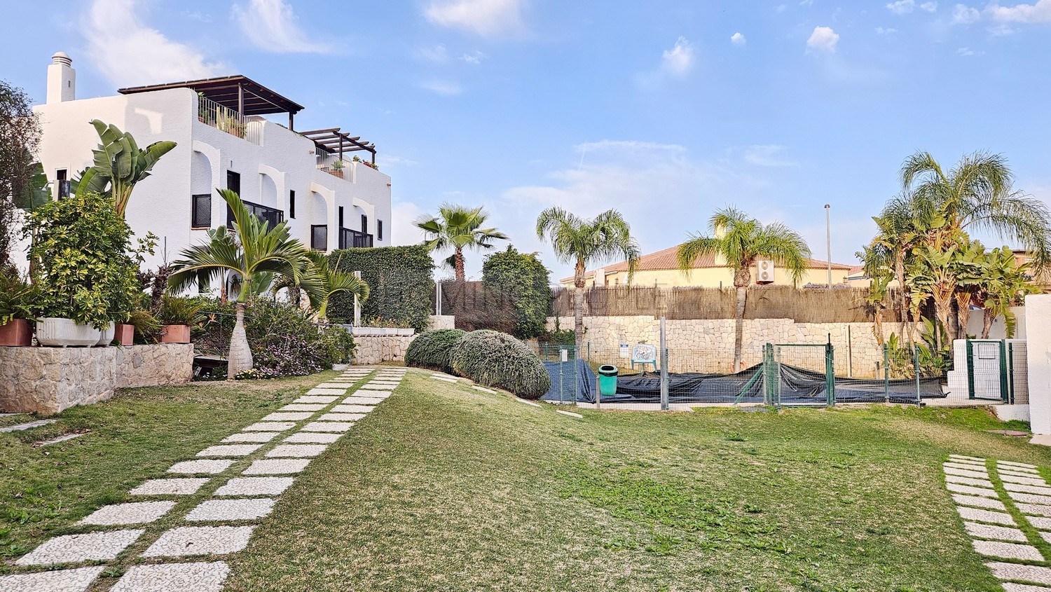 Maison jumelée avec petit jardin, solarium et deux places de parking dans un complexe résidentiel avec piscine et jardins, à seulement 400 m. de la plage!