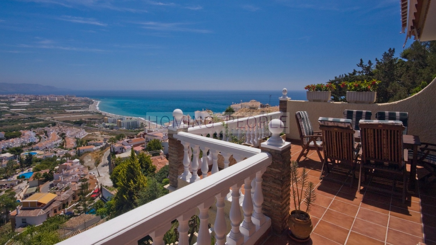 Spectacular views to Nerja on an urbanisation close to the beach and the future marina.