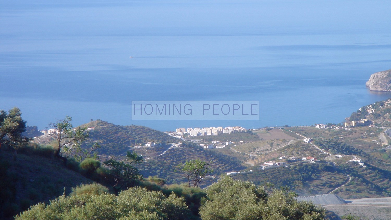 Plot of land with a flat area... and breathtaking views over the bay !