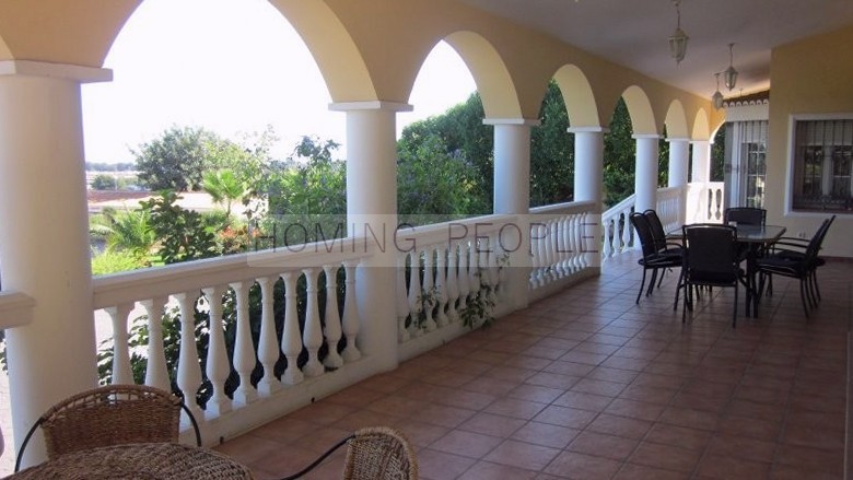 Colonial-style villa with pool, gardens, garage... and close to all amenities!