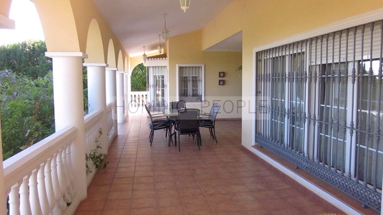 Colonial-style villa with pool, gardens, garage... and close to all amenities!