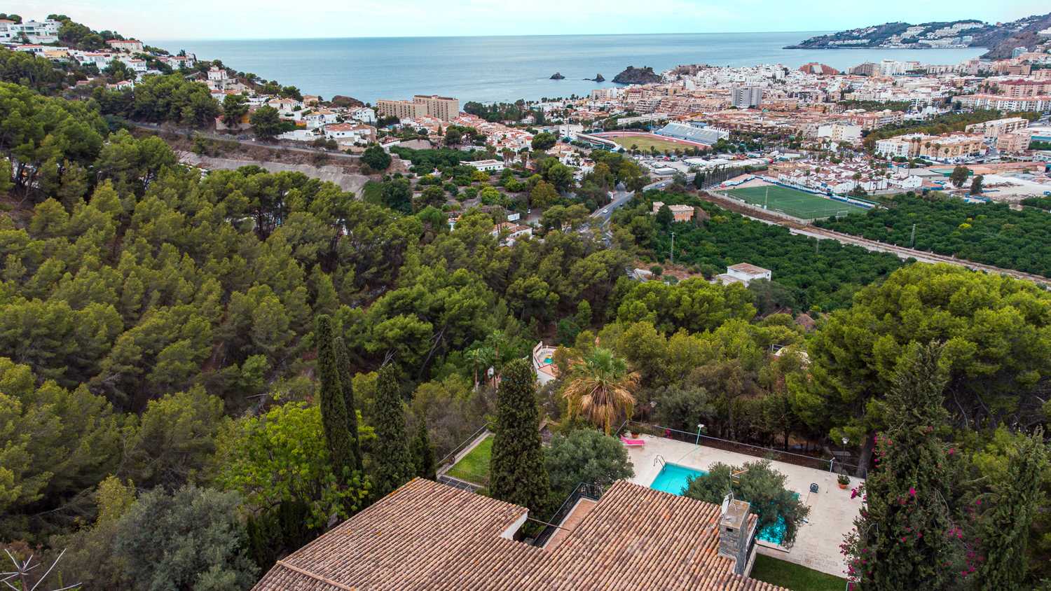 Genuine villa in Los Pinos with extensive gardens and panoramic, town and sea views !