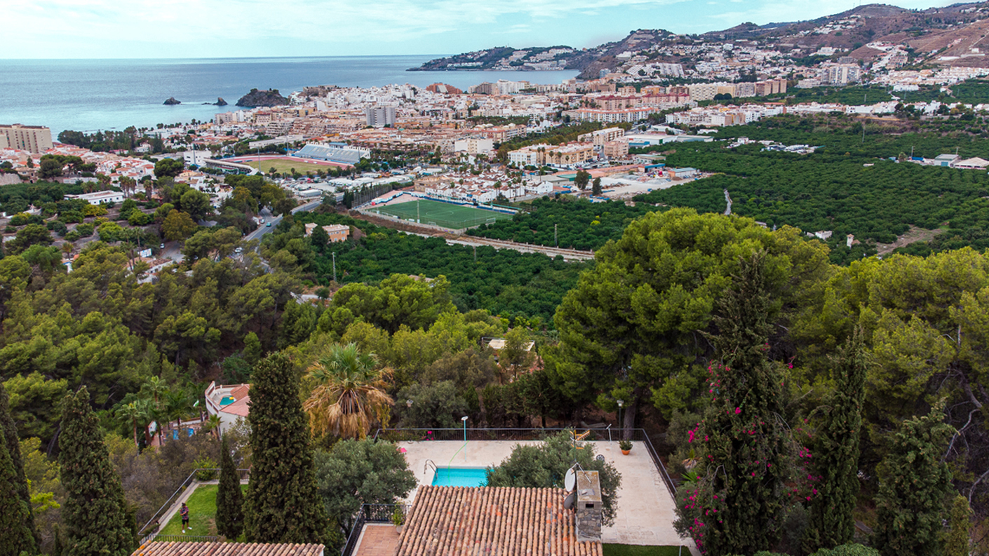 Chalet en Los Pinos con vistas al mar y extensos jardines