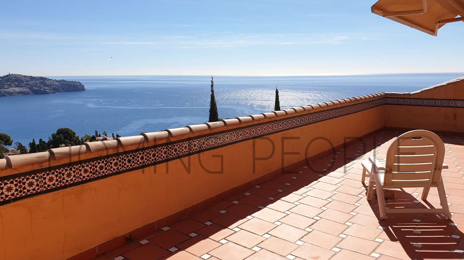 Very sunny villa with stunning views of the bay