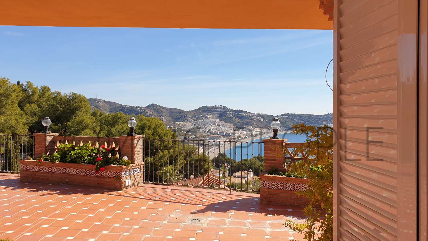 Very sunny villa with stunning views of the bay