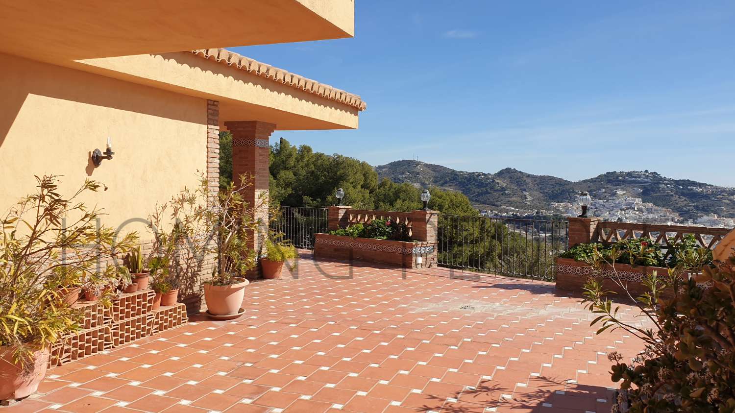 Very sunny villa with stunning views of the bay