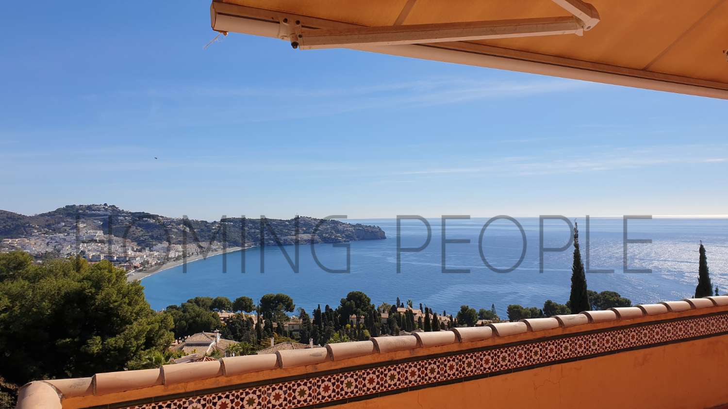 Very sunny villa with stunning views of the bay