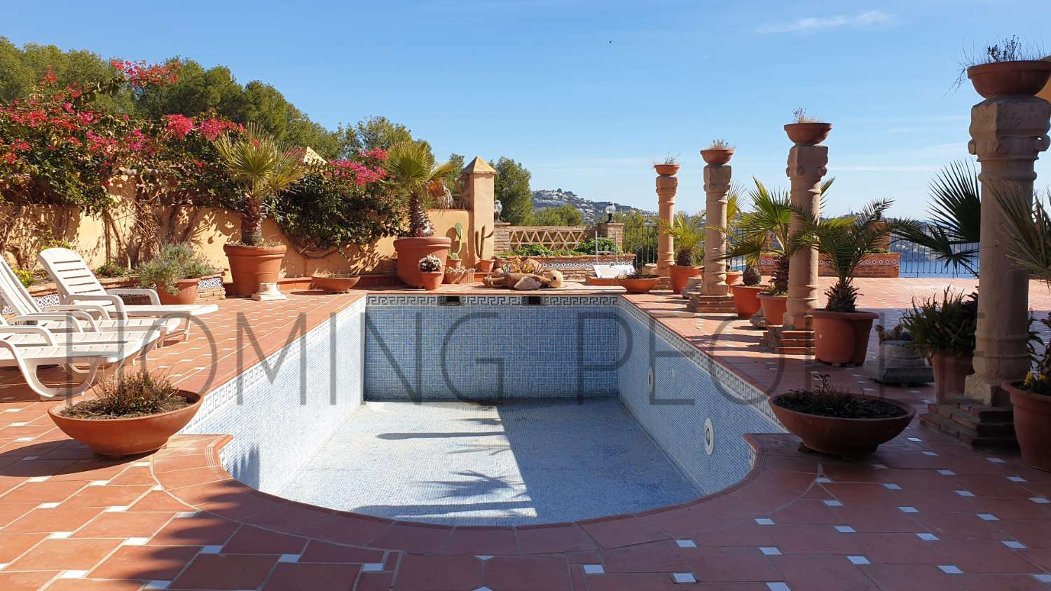Very sunny villa with stunning views of the bay