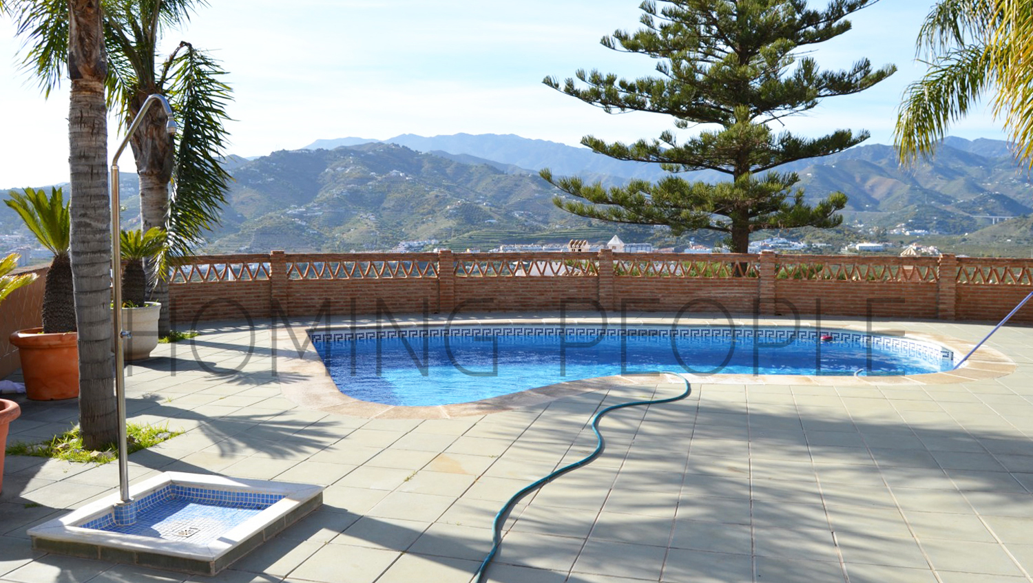 Fantastic villa with views of the valley, the sea and the city