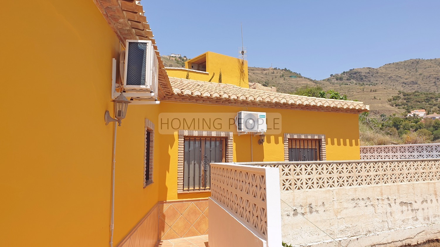 Cortijo-type villa with pool... only 5 minutes from the motorway with breathtaking sea views!