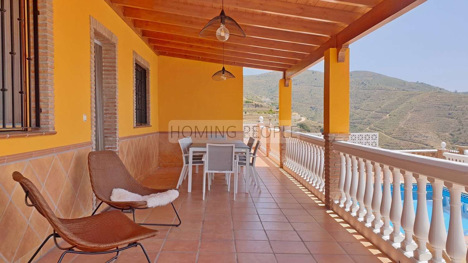 Cortijo-type villa with pool... only 5 minutes from the motorway with breathtaking sea views!