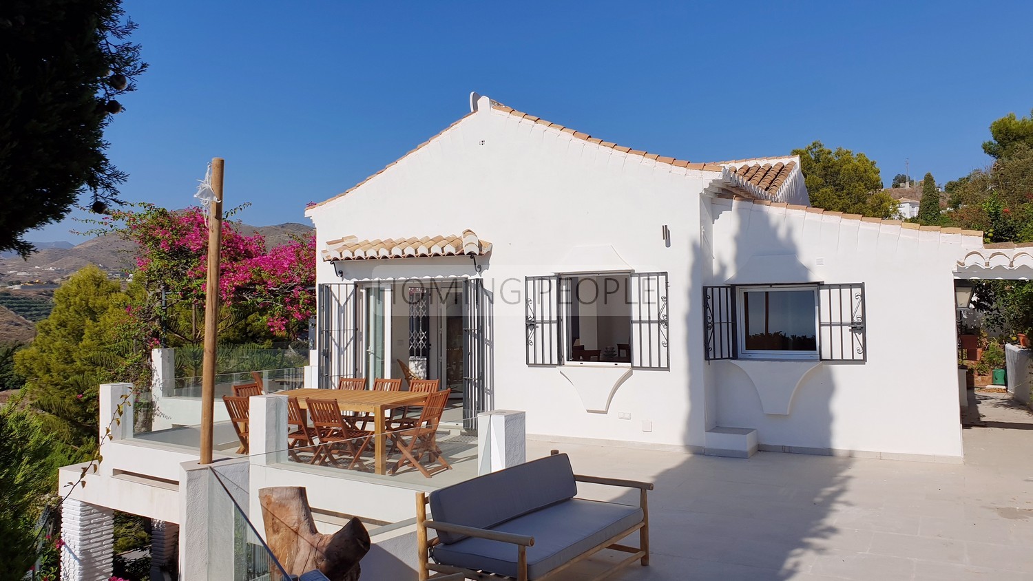 Villa de style andalou avec charme: Verdure, terrasses, piscine et de merveilleuses vues sur la baie...