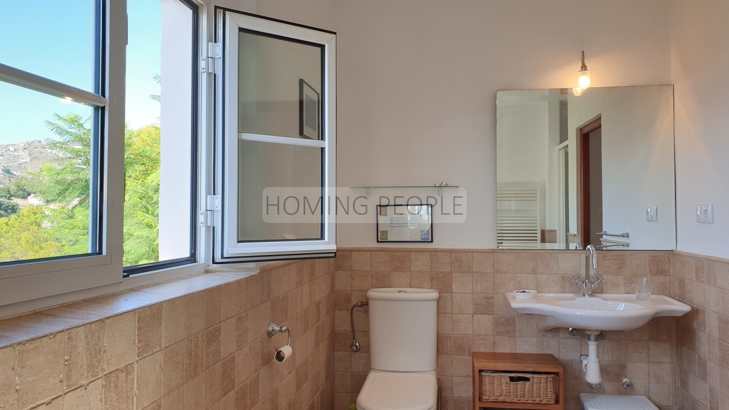 Villa de style andalou avec charme: Verdure, terrasses, piscine et de merveilleuses vues sur la baie...