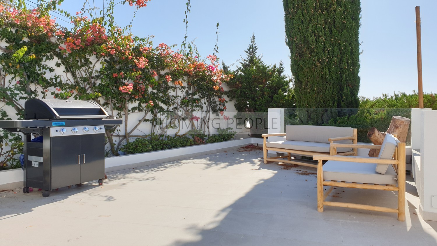 Villa de style andalou avec charme: Verdure, terrasses, piscine et de merveilleuses vues sur la baie...