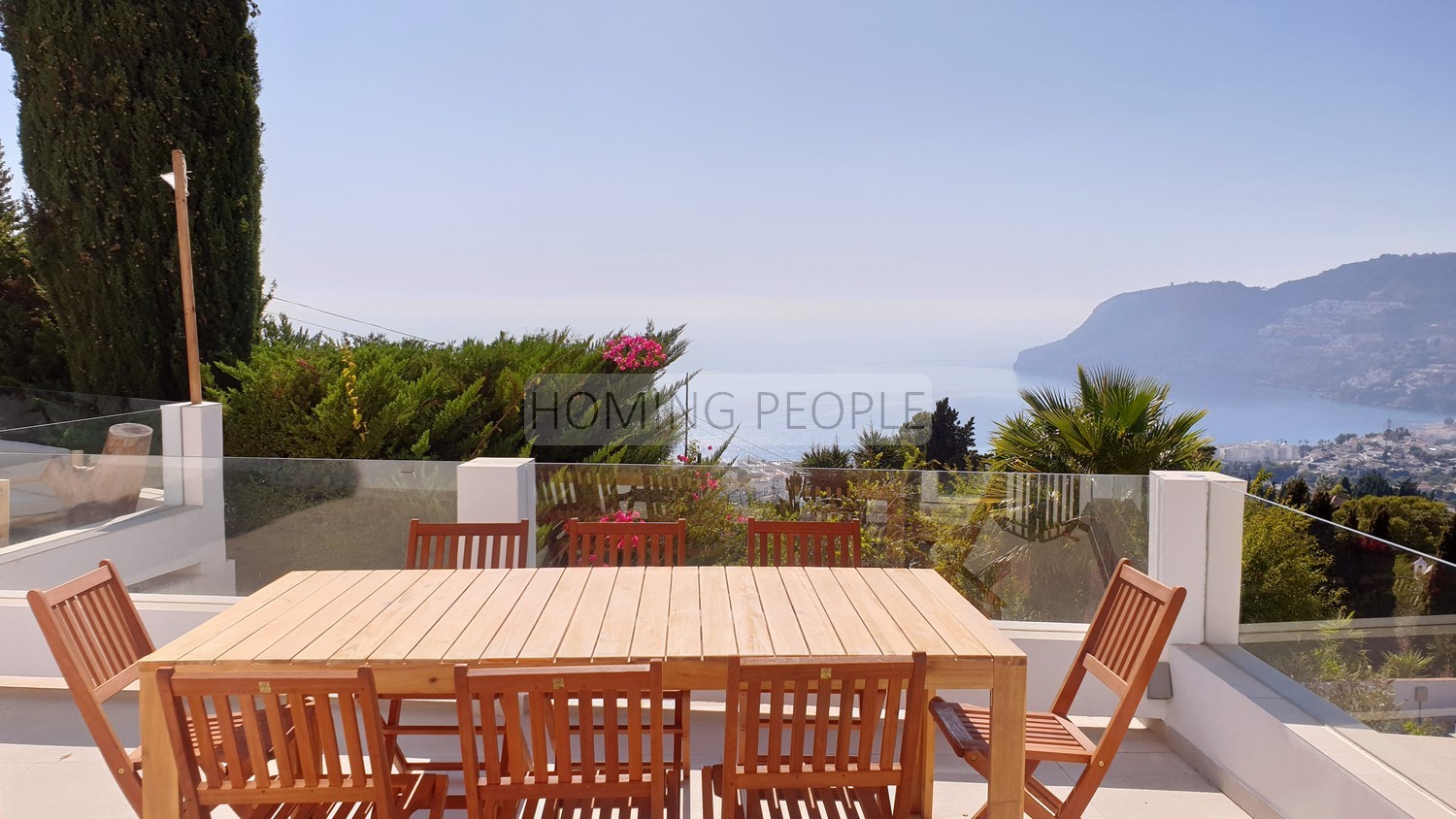 Villa de style andalou avec charme: Verdure, terrasses, piscine et de merveilleuses vues sur la baie...