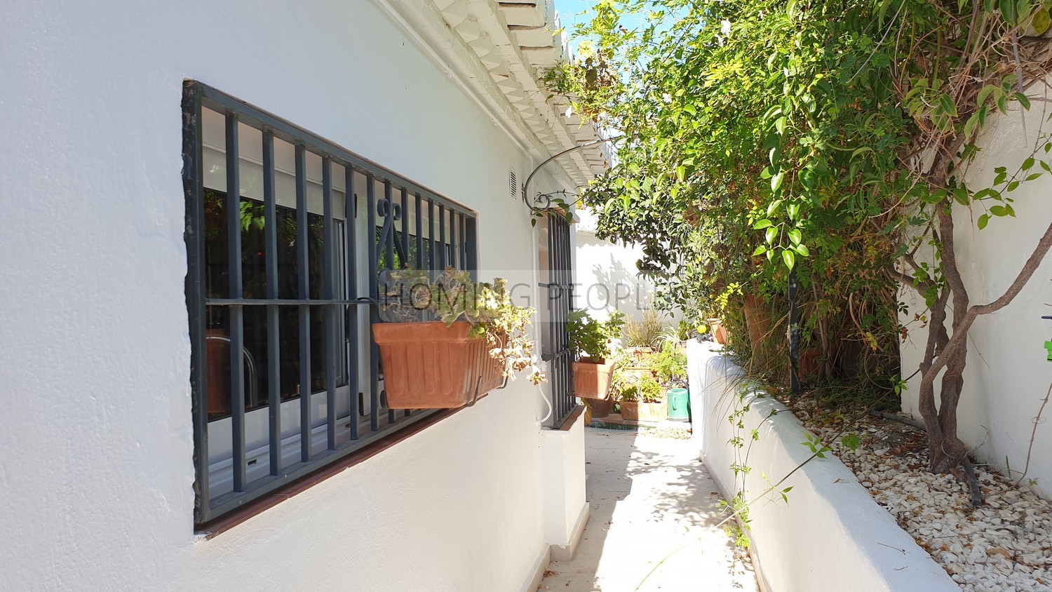 Villa de style andalou avec charme: Verdure, terrasses, piscine et de merveilleuses vues sur la baie...