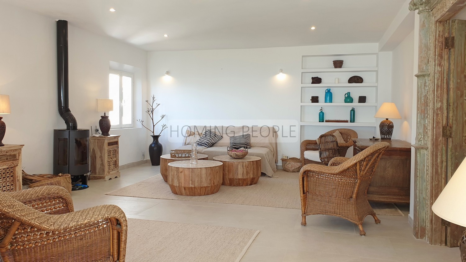 Villa de style andalou avec charme: Verdure, terrasses, piscine et de merveilleuses vues sur la baie...