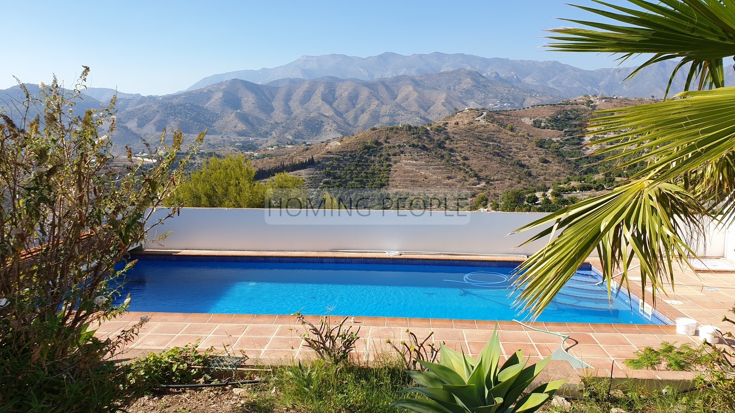 Villa de style andalou avec charme: Verdure, terrasses, piscine et de merveilleuses vues sur la baie...