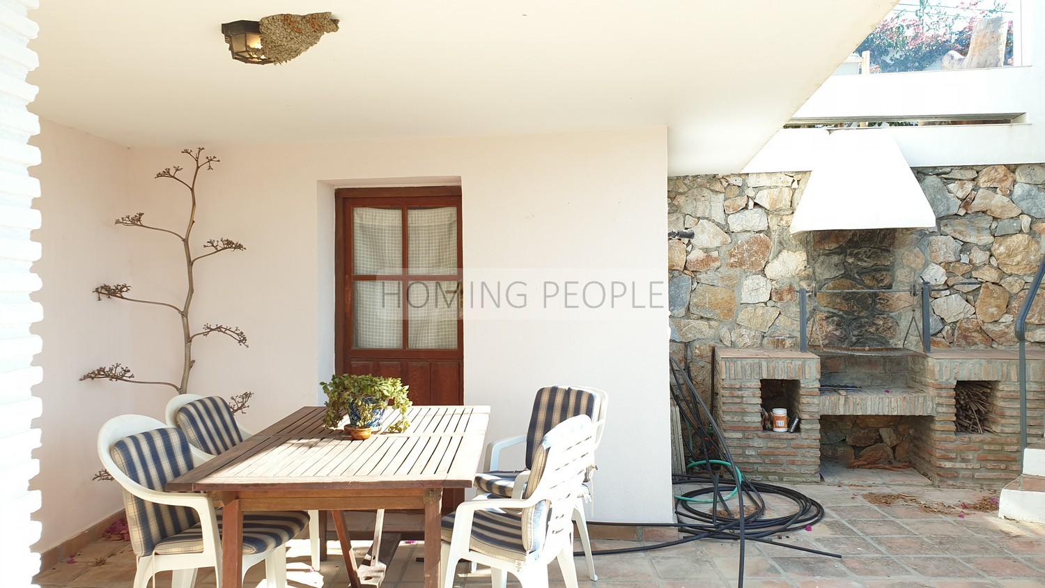 Villa de style andalou avec charme: Verdure, terrasses, piscine et de merveilleuses vues sur la baie...