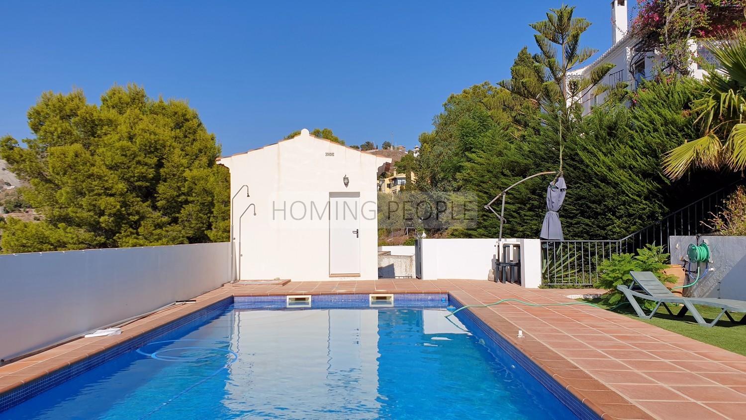 Villa de style andalou avec charme: Verdure, terrasses, piscine et de merveilleuses vues sur la baie...