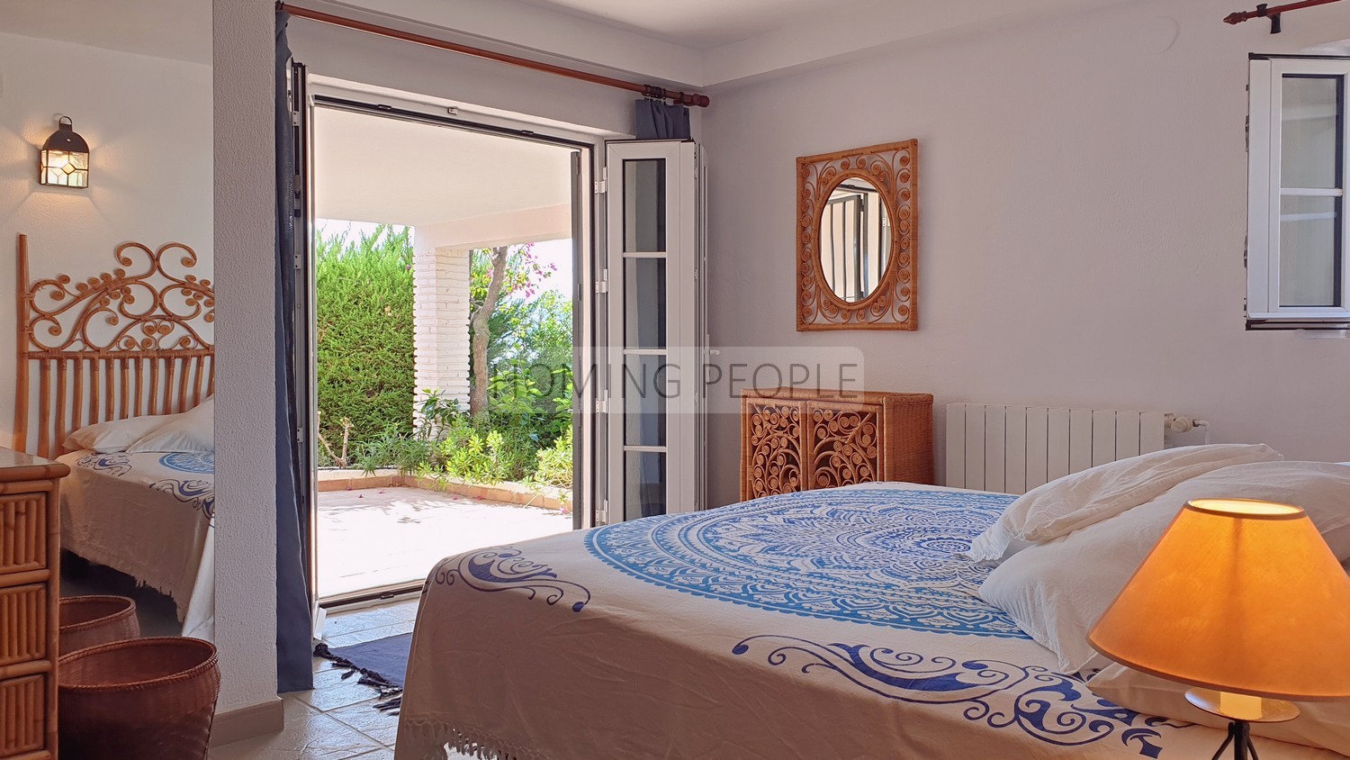 Villa de style andalou avec charme: Verdure, terrasses, piscine et de merveilleuses vues sur la baie...