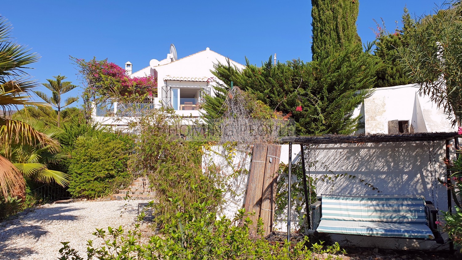 Villa de style andalou avec charme: Verdure, terrasses, piscine et de merveilleuses vues sur la baie...