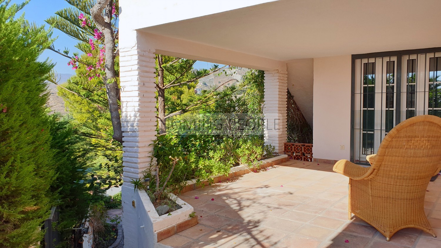 Villa de style andalou avec charme: Verdure, terrasses, piscine et de merveilleuses vues sur la baie...