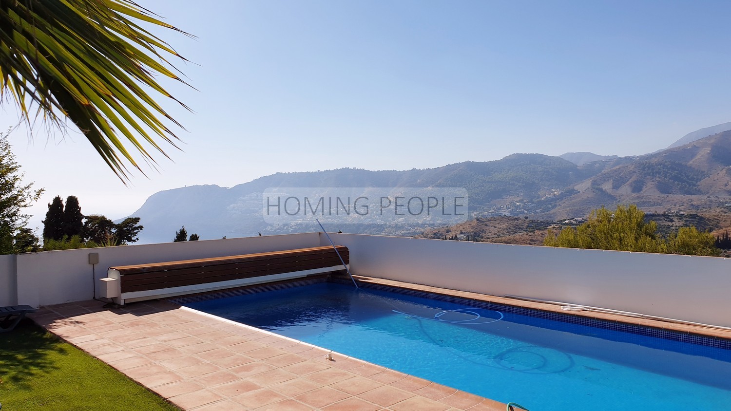 Villa de style andalou avec charme: Verdure, terrasses, piscine et de merveilleuses vues sur la baie...