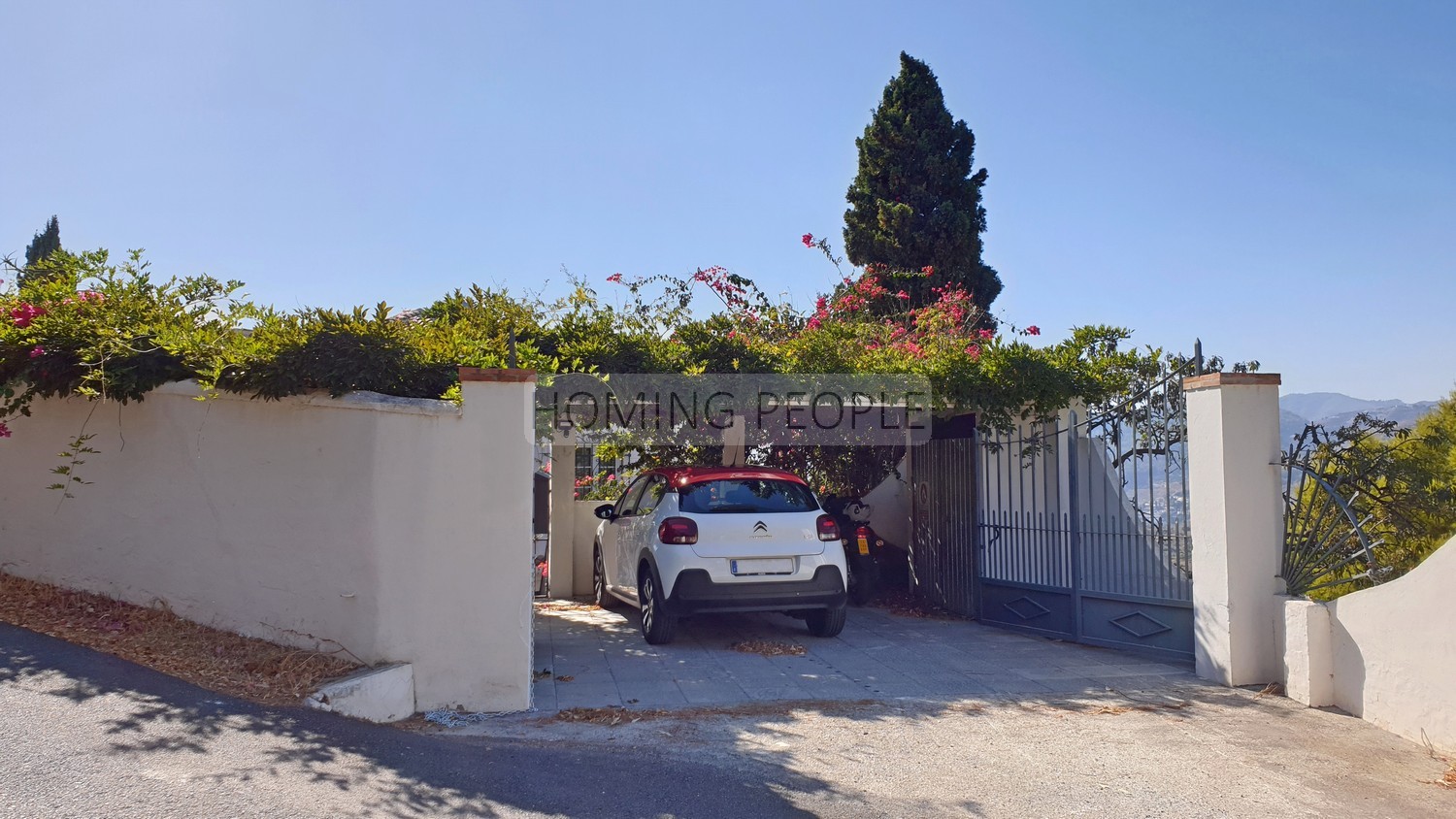 Villa de style andalou avec charme: Verdure, terrasses, piscine et de merveilleuses vues sur la baie...
