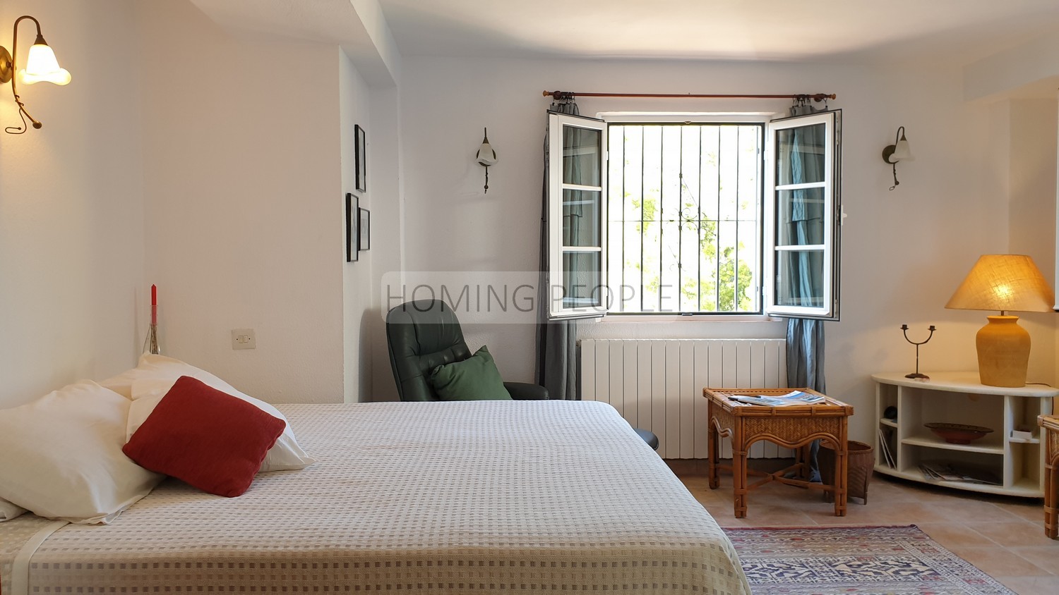 Villa de style andalou avec charme: Verdure, terrasses, piscine et de merveilleuses vues sur la baie...