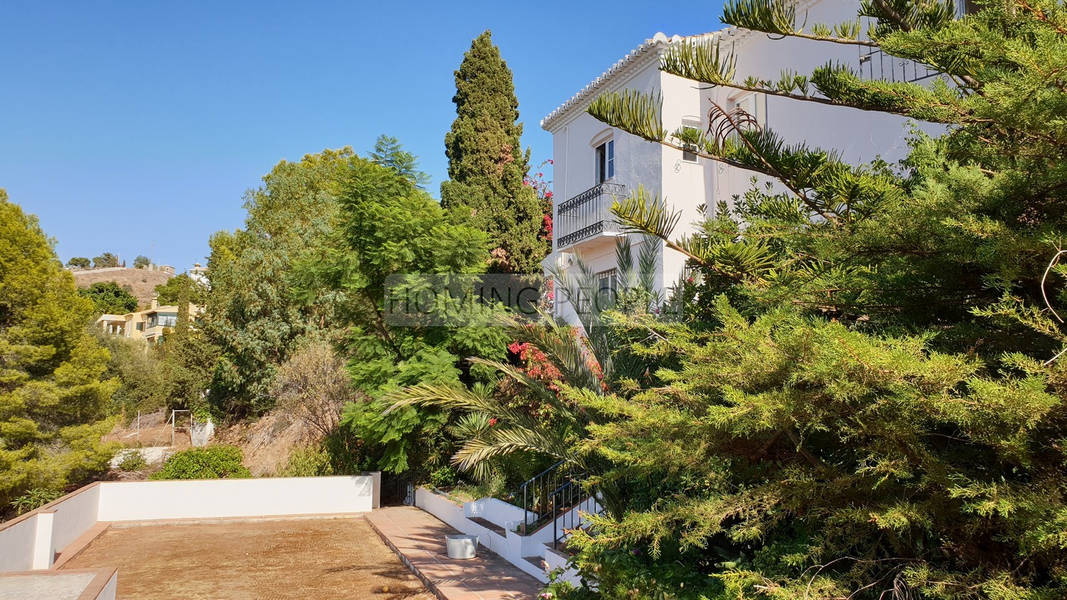 Villa de style andalou avec charme: Verdure, terrasses, piscine et de merveilleuses vues sur la baie...