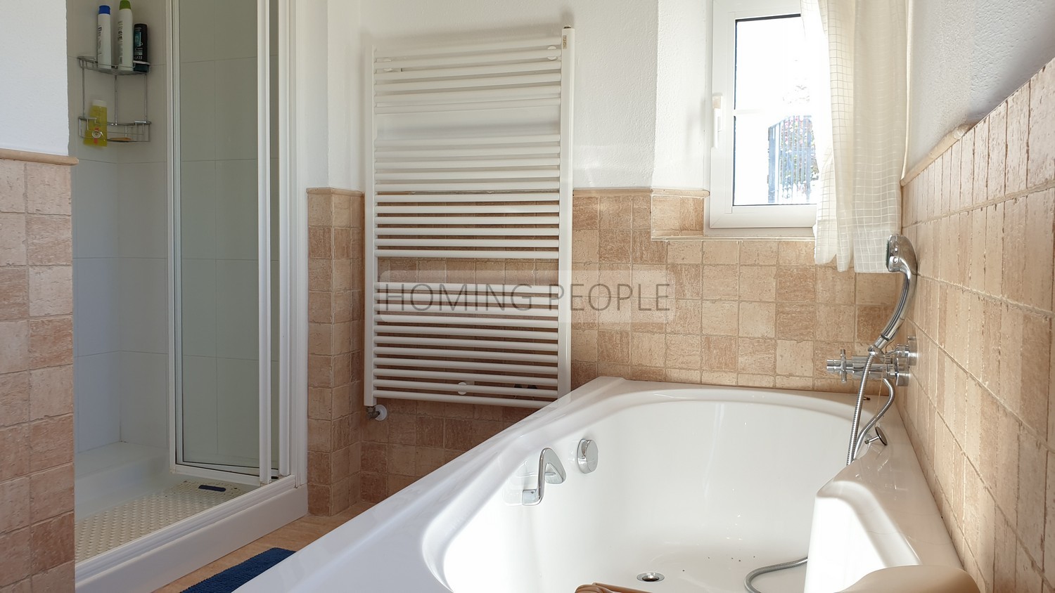 Villa de style andalou avec charme: Verdure, terrasses, piscine et de merveilleuses vues sur la baie...