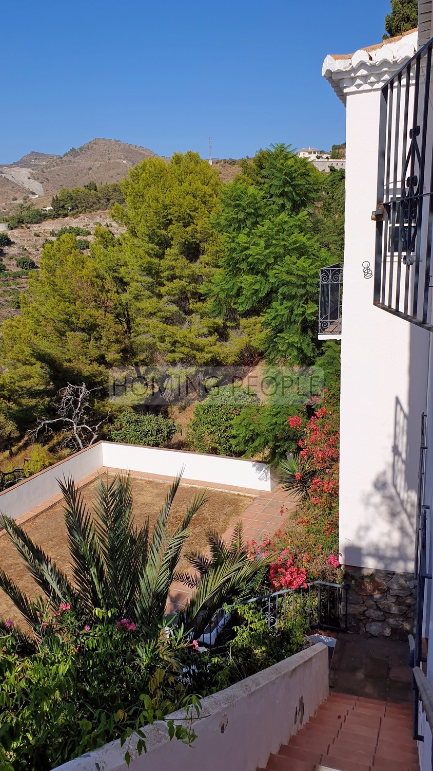 Villa de style andalou avec charme: Verdure, terrasses, piscine et de merveilleuses vues sur la baie...