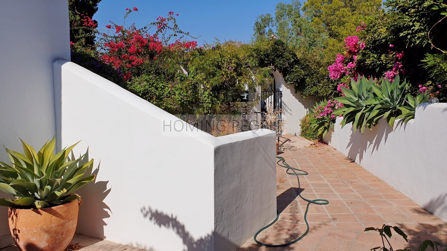 Villa de style andalou avec charme: Verdure, terrasses, piscine et de merveilleuses vues sur la baie...