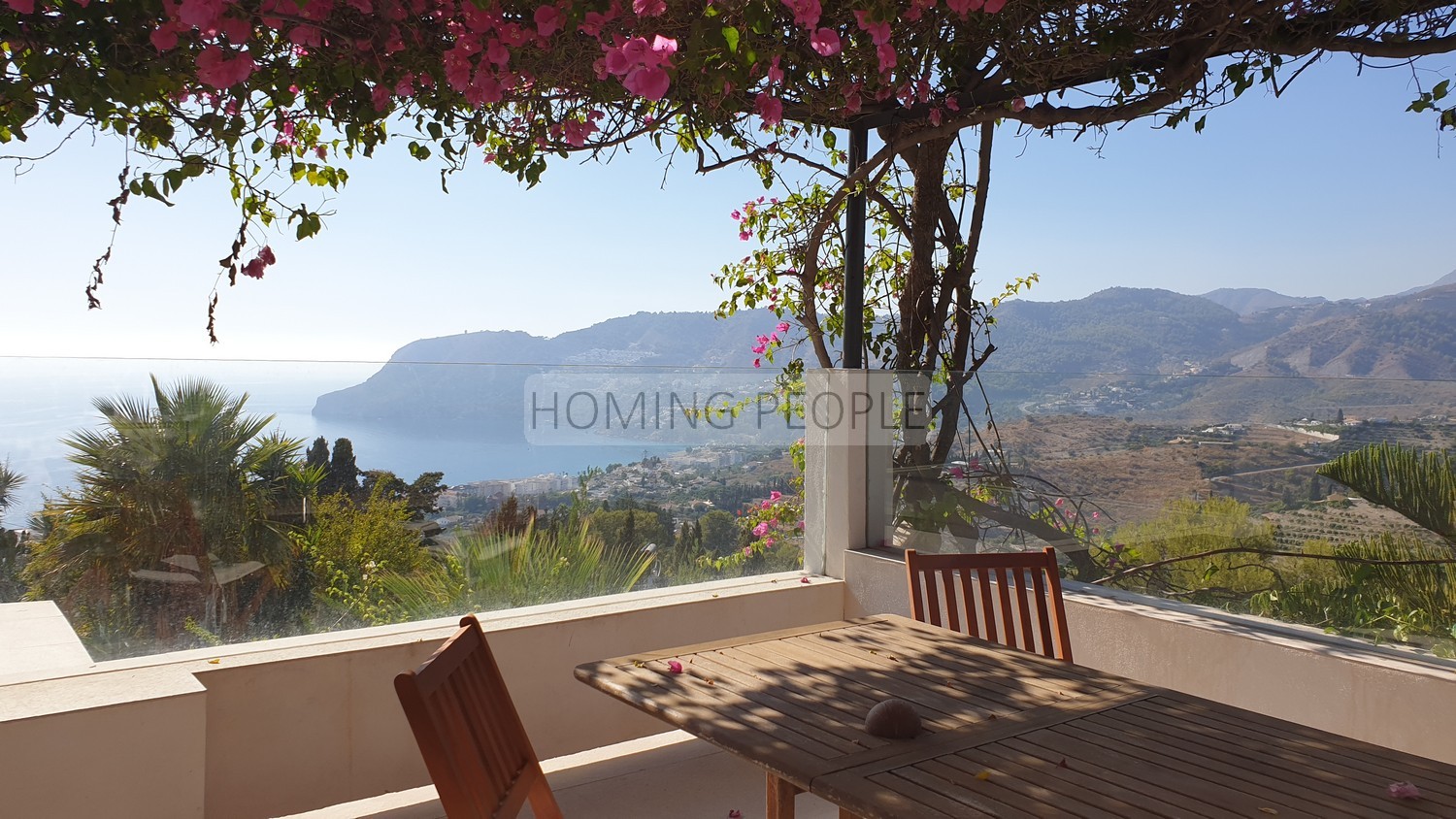 Villa de style andalou avec charme: Verdure, terrasses, piscine et de merveilleuses vues sur la baie...