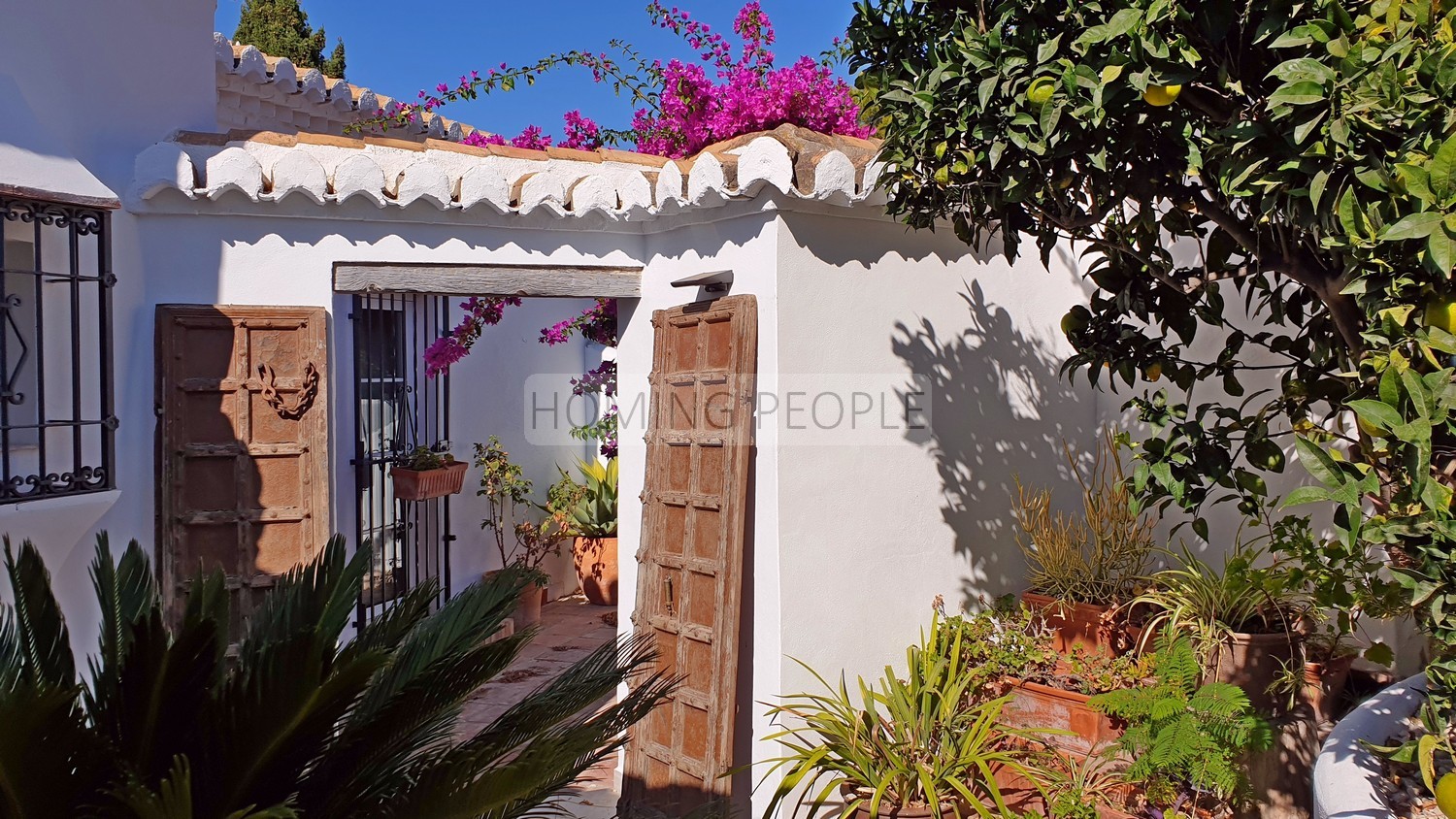 Villa de style andalou avec charme: Verdure, terrasses, piscine et de merveilleuses vues sur la baie...