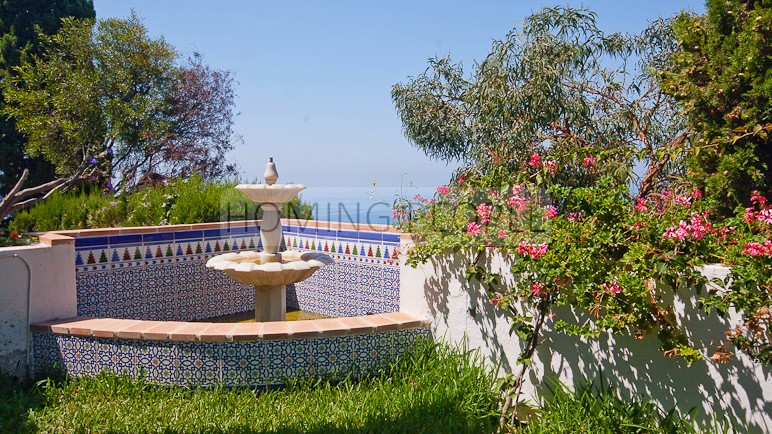 Family villa with pool and garden... and great views onto the bay!
