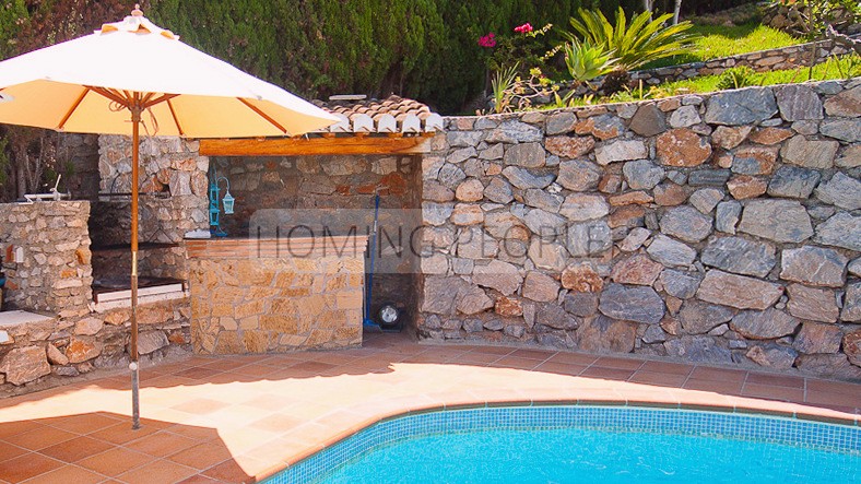 Family villa with pool and garden... and great views onto the bay!