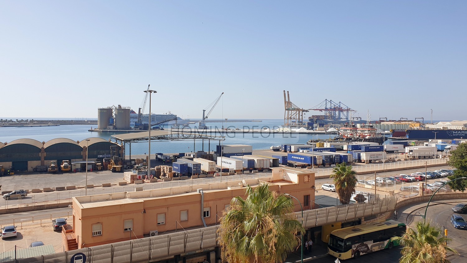 [ALQUILADO] Piso sin amueblar frente al muelle, a cinco minutos del centro a pie