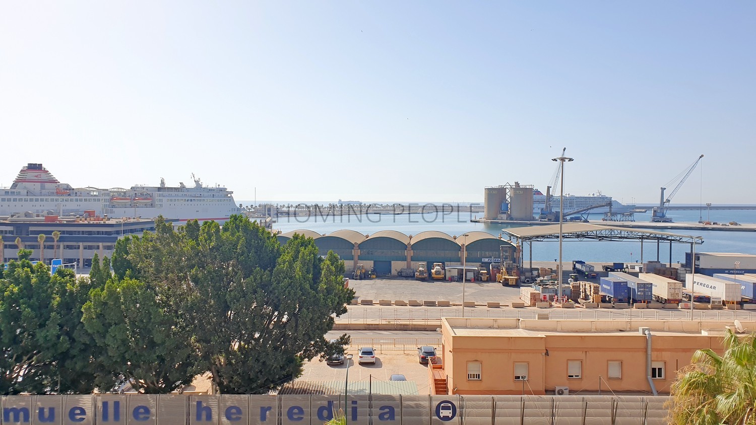 [ALQUILADO] Piso sin amueblar frente al muelle, a cinco minutos del centro a pie