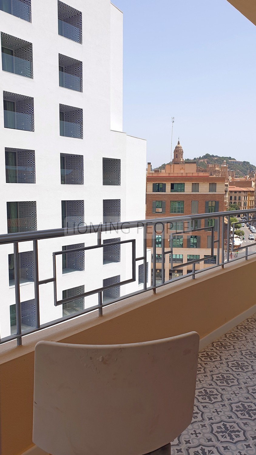 Appartement avec terrasse: Non-meublé, totalement rénové et situé face au marché central!