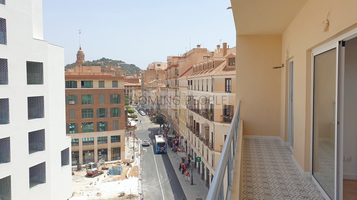 Freshly-refurbished, unfurnished flat with a terrace, located close to the main market!