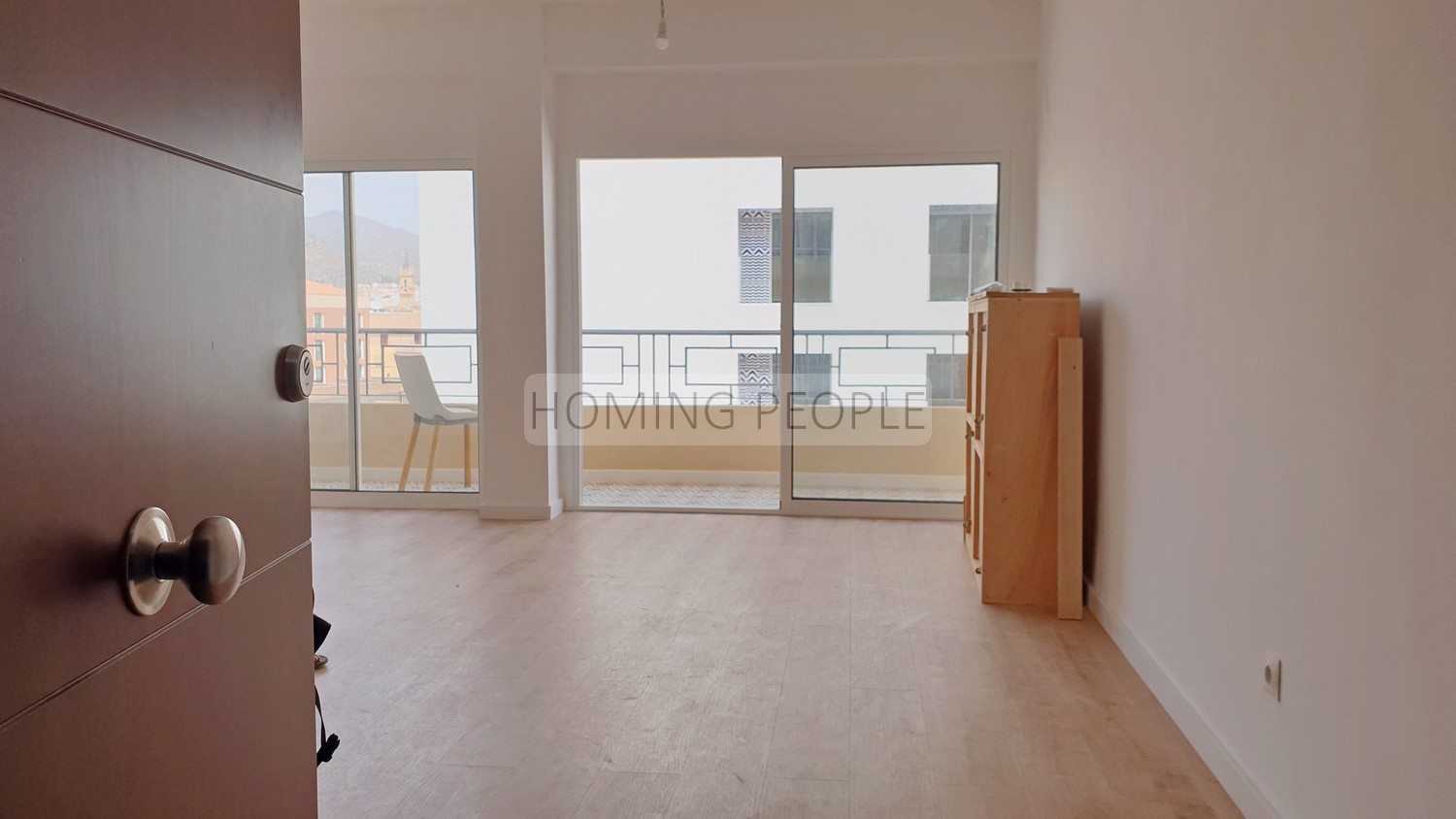 Freshly-refurbished, unfurnished flat with a terrace, located close to the main market!