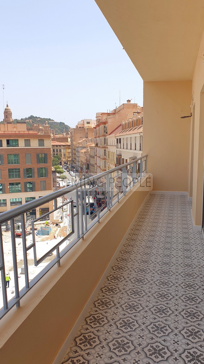 Appartement avec terrasse: Non-meublé, totalement rénové et situé face au marché central!
